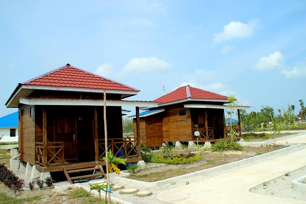 Pelangi Lake Resort Tanjung Pandan Exterior photo